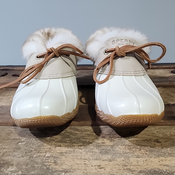 Sperry Saltwater Waterproof One-Eye Duck Boot with Faux Fur Collar in White. 7.5 - Picture 5 of 10
